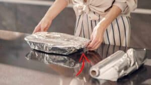 O porque você não deve guardar alimentos na geladeira com papel alumínio - Foto Internet O porque você não deve guardar alimentos na geladeira com papel alumínio - Foto Internet