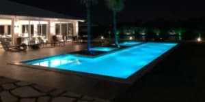 Piscina da mansão do embaixador durante a noite - Foto Instagram Piscina da mansão do embaixador durante a noite - Foto Instagram
