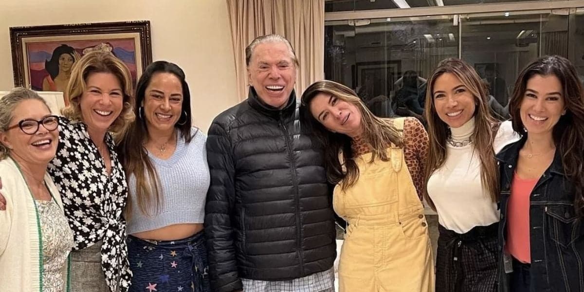Silvio Santos entre as filhas Cintia, Daniela, Silvia, Rebeca, Patricia e Renata Abravanel (Foto: Reprodução / Instagram) Silvio Santos entre as filhas Cintia, Daniela, Silvia, Rebeca, Patricia e Renata Abravanel (Foto: Reprodução / Instagram)