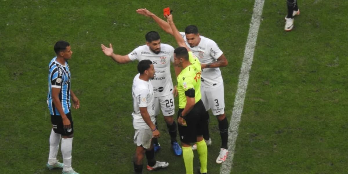 Bruno Méndez recebe cartão vermelho na partida do Corinthians contra o Grêmio - (Foto: Reprodução / Internet) Bruno Méndez recebe cartão vermelho na partida do Corinthians contra o Grêmio - (Foto: Reprodução / Internet)