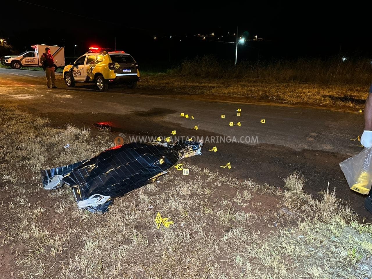 CRIME: Homem é morto por motoristas armados (Foto: Reprodução, Plantão Maringá) CRIME: Homem é morto por motoristas armados (Foto: Reprodução, Plantão Maringá)