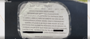 Aviso dentro do carro de motorista de aplicativo - Foto Globo Aviso dentro do carro de motorista de aplicativo - Foto Globo