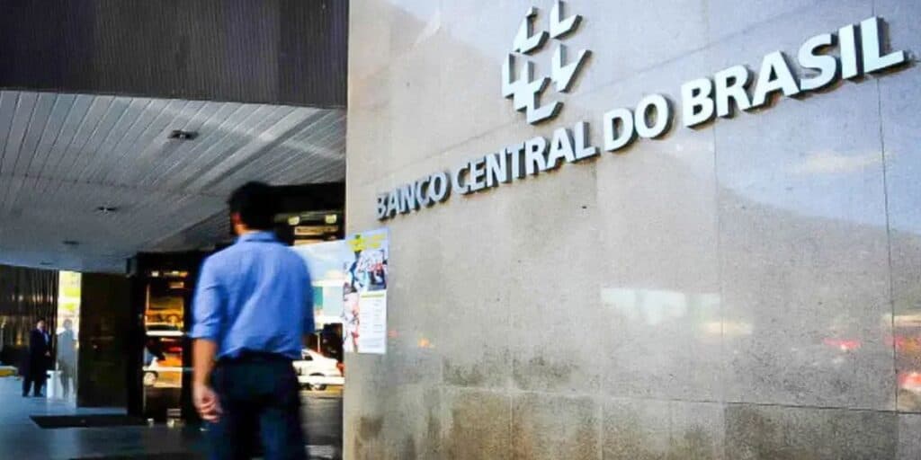 Comunicado da poupança, reviravolta no PIX e despedida no cartão: 3 anúncios decisivos do Banco Central