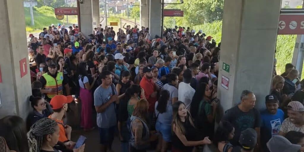 Passageiros tentam embarcar em trem Linha 7-Rubi da CPTM (Foto: Reprodução / Hermínio Bernardo / Globo) Passageiros tentam embarcar em trem Linha 7-Rubi da CPTM (Foto: Reprodução / Hermínio Bernardo / Globo)