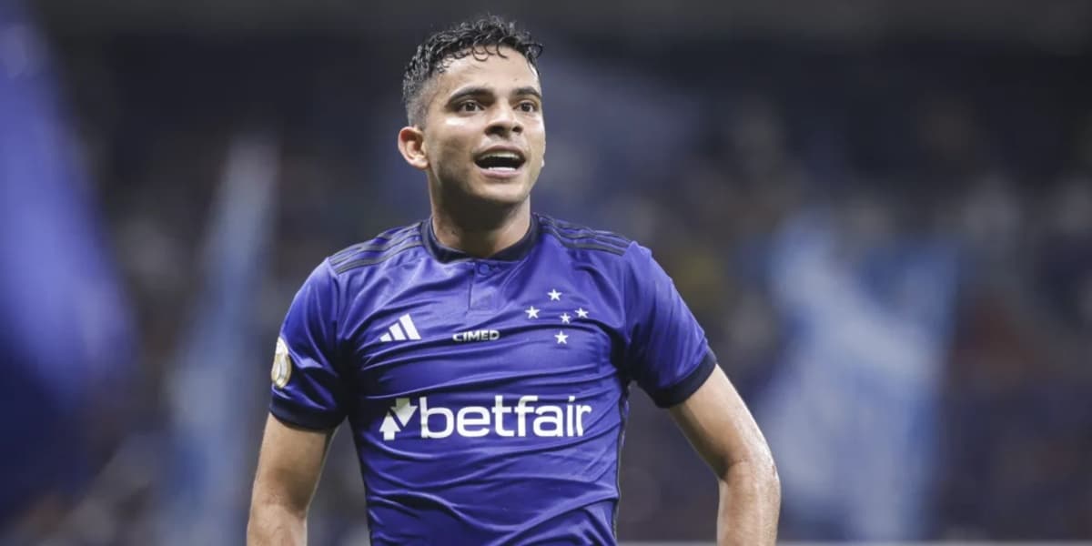 O atacante vestindo a camisa do Cruzeiro - Foto: Internet O atacante vestindo a camisa do Cruzeiro - Foto: Internet