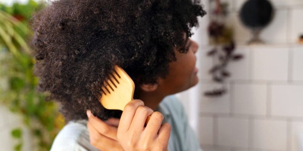 Pra finalizar cabelo crespo e dar adeus ao frizz: Receitinha caseira só com 6 ingredientes em apenas 3 minutos