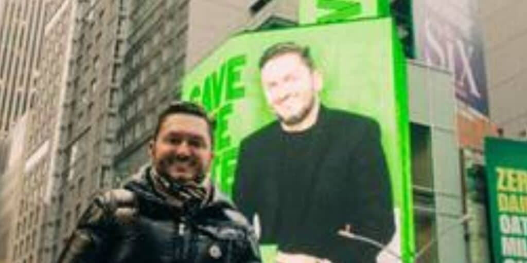 Thiago Bartos anuncia lançamento de seu primeiro livro na Times Square