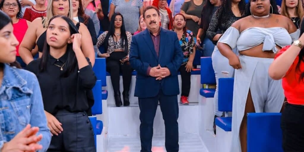 Ratinho marca 56% mais audiência que novela e mantém a vice no horário nobre