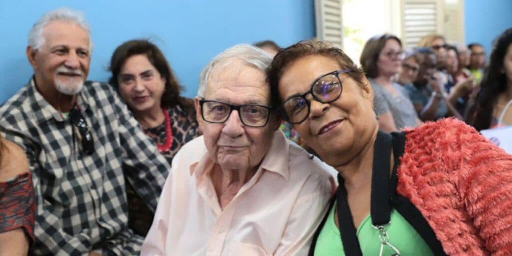 Para comemorar e soltar fogos: Idosos receberão 1 salário mínimo em suas contas ainda esse mês