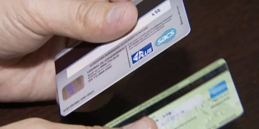 Pessoa segurando cartões de créditos (Foto: Reprodução / EPTV) Pessoa segurando cartões de créditos (Foto: Reprodução / EPTV)