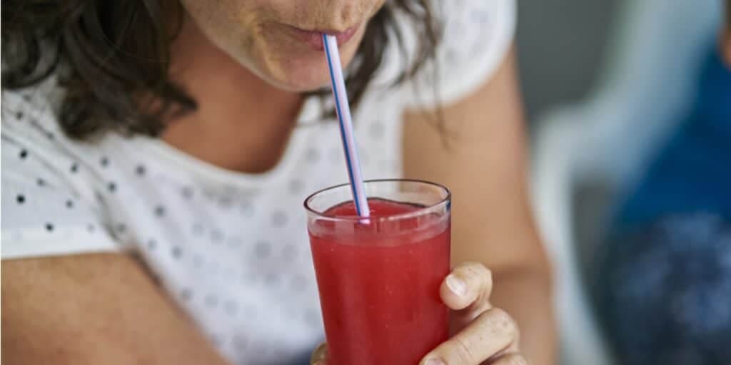 Senhora tomando suco de acerola (Foto: Reprodução/ Internet) Senhora tomando suco de acerola (Foto: Reprodução/ Internet)