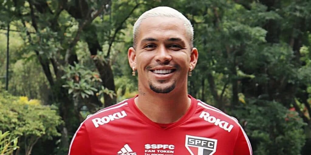 Luciano, o camisa 10, teria recebido proposta para deixar o São Paulo (Foto: Divulgação / São Paulo) Luciano, o camisa 10, teria recebido proposta para deixar o São Paulo (Foto: Divulgação / São Paulo)