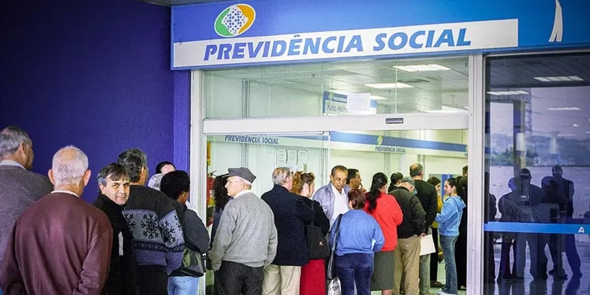 Pessoas na fila do INSS (Foto: Reprodução - Exame) Pessoas na fila do INSS (Foto: Reprodução - Exame)