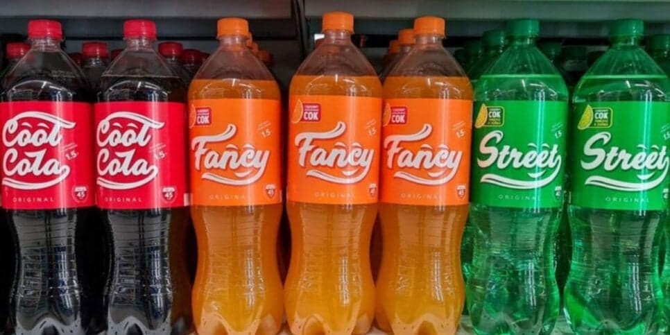 Clones da Coca-Cola lançados na Rússia após o fim de atividades da empresa no país (Foto: Denis Voronin/Agência de Notícias de Moscou) Clones da Coca-Cola lançados na Rússia após o fim de atividades da empresa no país (Foto: Denis Voronin/Agência de Notícias de Moscou)