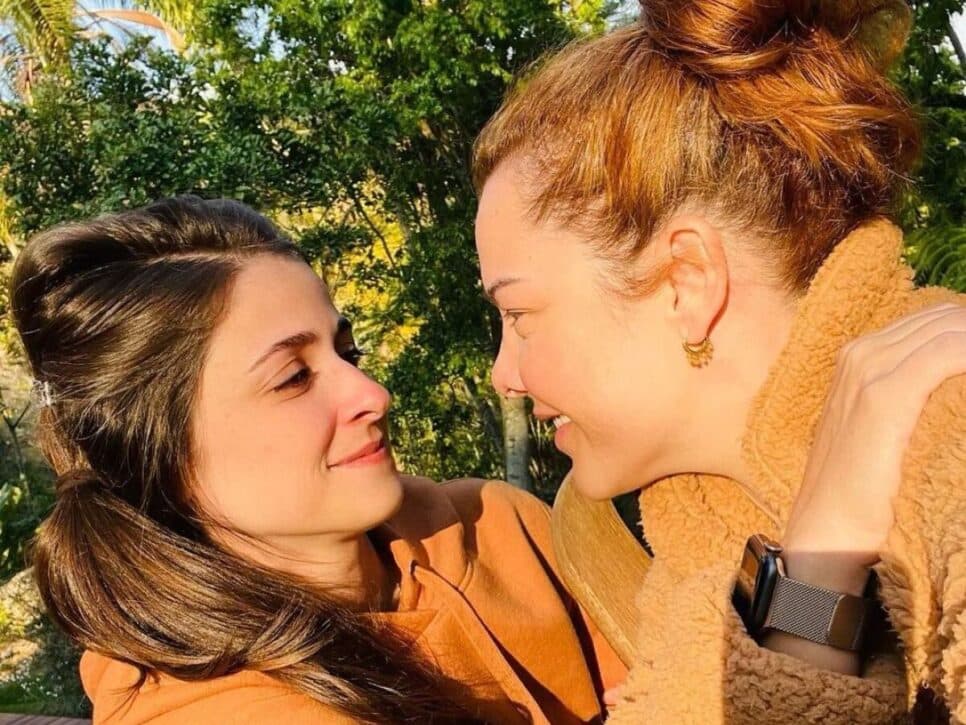 A apresentadora do Ilhados com a Sogra da Netflix e Eduarda Porto - Foto Internet A apresentadora do Ilhados com a Sogra da Netflix e Eduarda Porto - Foto Internet
