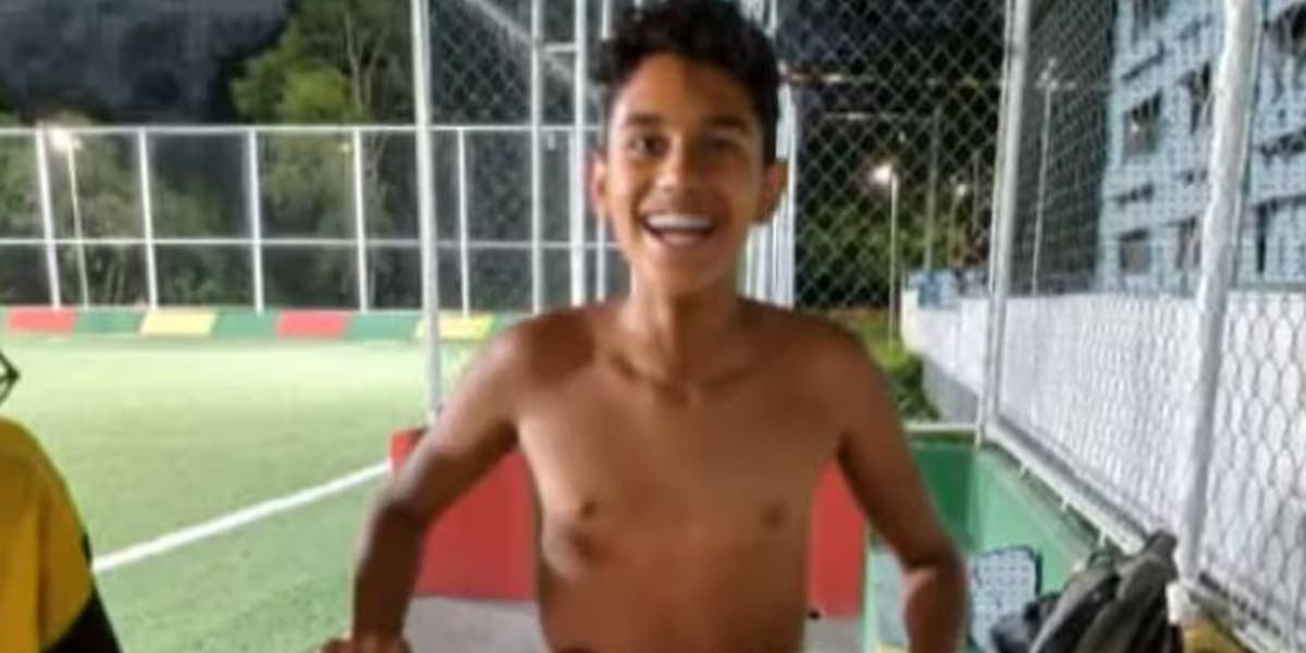 LUTO- Pablo Oliveira dos Santos, de 13 anos, morreu após ser arrastado por uma enxurrada, em Embu das Artes (Foto: Reprodução - Globo) LUTO- Pablo Oliveira dos Santos, de 13 anos, morreu após ser arrastado por uma enxurrada, em Embu das Artes (Foto: Reprodução - Globo)