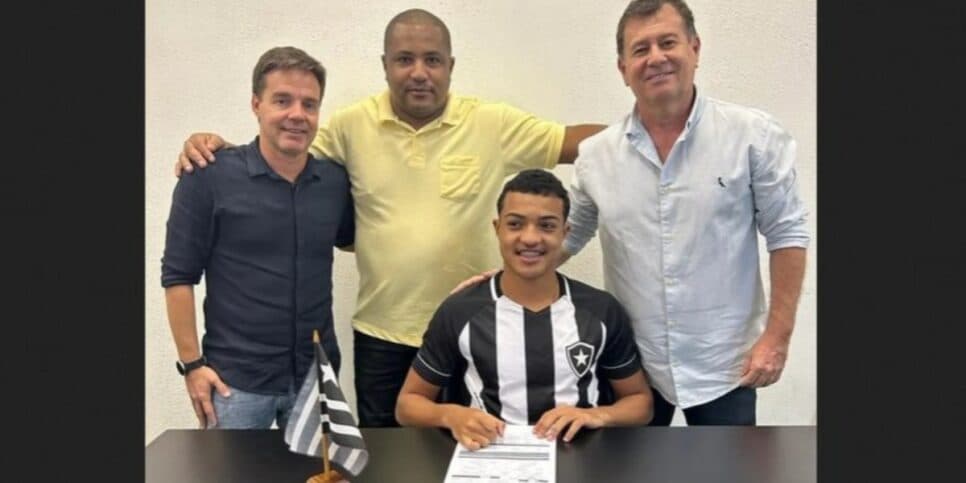 Botafogo assina contrato com Kayke, atacante de 17 anos - (Foto: Reprodução / Internet) Botafogo assina contrato com Kayke, atacante de 17 anos - (Foto: Reprodução / Internet)