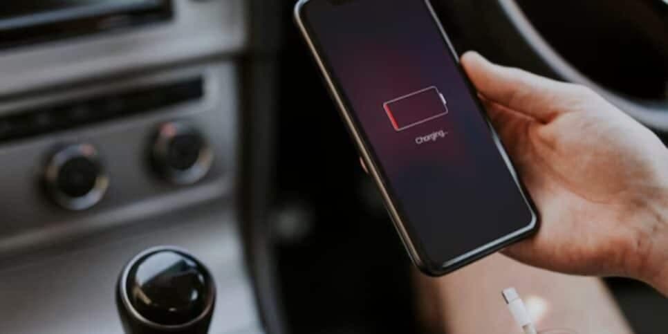Carregar o celular no carro da maneira errada pode ser perigoso (Foto: Reprodução/ Internet) Carregar o celular no carro da maneira errada pode ser perigoso (Foto: Reprodução/ Internet)