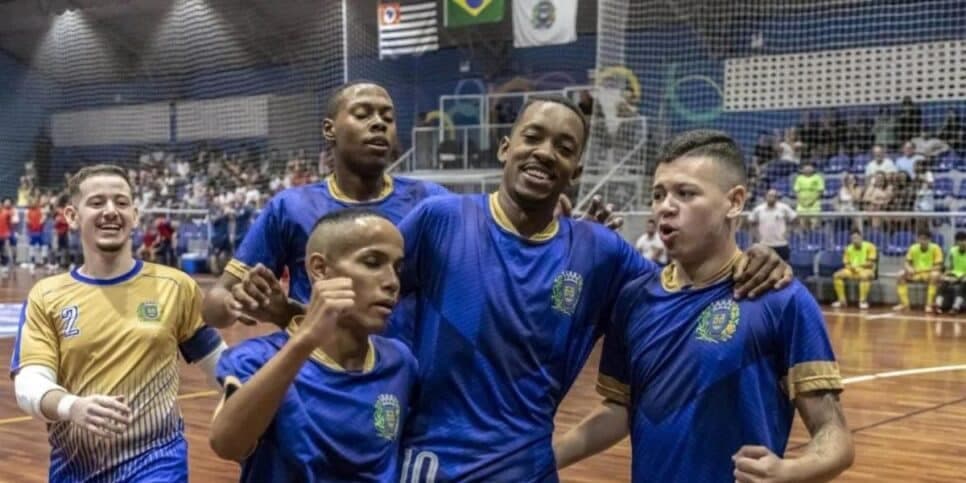 Liedysson comemora gol com atletas do Guararema Futsal sub-20 - Foto Reprodução Internet Liedysson comemora gol com atletas do Guararema Futsal sub-20 - Foto Reprodução Internet