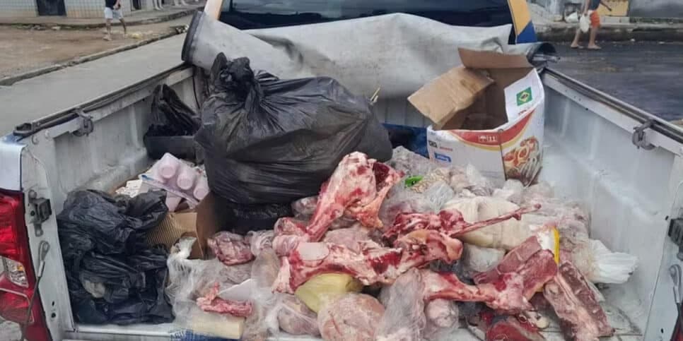 Fiscalização apreende carnes estragadas em Maceió (Foto: Reprodução - G1) Fiscalização apreende carnes estragadas em Maceió (Foto: Reprodução - G1)