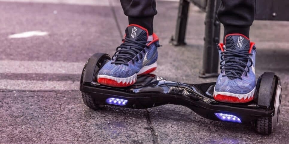 Patinetes e skates elétricos são classificados como equipamento de mobilidade individual auto-propelidos (Foto Reprodução/Internet)
Patinetes e skates elétricos são classificados como equipamento de mobilidade individual auto-propelidos (Foto Reprodução/Internet)