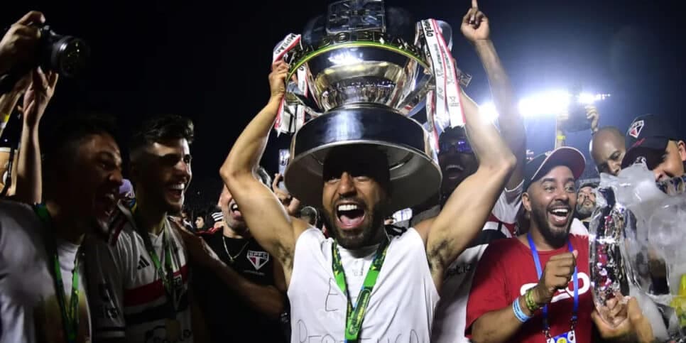 Lucas Moura com taça de campeão da Copa do Brasil — Foto: Marcos Ribolli
Lucas Moura com taça de campeão da Copa do Brasil — Foto: Marcos Ribolli
