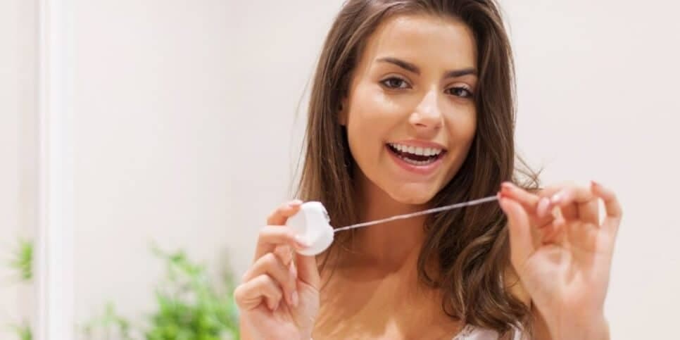 7 cuidados essenciais com a saúde bucal ao usar lentes de contato dental