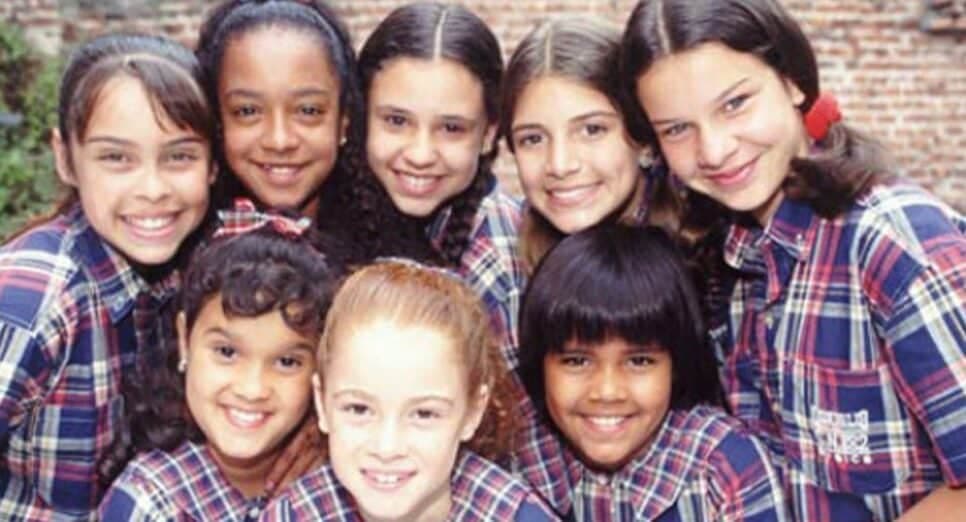 As órfãs doorfanato Raio de Luz, na primeira versão da novela que está sem reprise há 20 anos (Foto: Reprodução/ Divulgação/ Telefe) As órfãs doorfanato Raio de Luz, na primeira versão da novela que está sem reprise há 20 anos (Foto: Reprodução/ Divulgação/ Telefe)