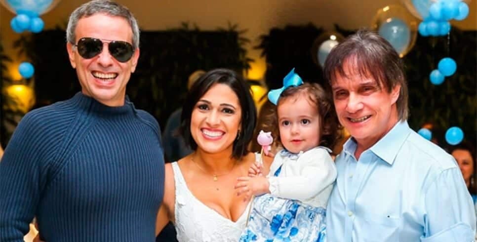 A esposa Valeska e a filha pequena, Laura, neta mais nova do rei, em aniversário da menina há alguns anos (Foto: Reprodução/ Manuela Scarpa/ Brazil News) A esposa Valeska e a filha pequena, Laura, neta mais nova do rei, em aniversário da menina há alguns anos (Foto: Reprodução/ Manuela Scarpa/ Brazil News)