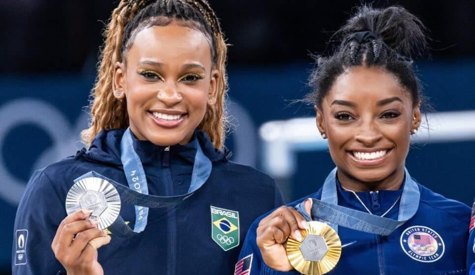 Rebeca Andrade e Simone Biles, com as medalhas de prata e ouro, respectivamente (Foto: Reprodução/ GES Sportfoto/ Getty Images) Rebeca Andrade e Simone Biles, com as medalhas de prata e ouro, respectivamente (Foto: Reprodução/ GES Sportfoto/ Getty Images)