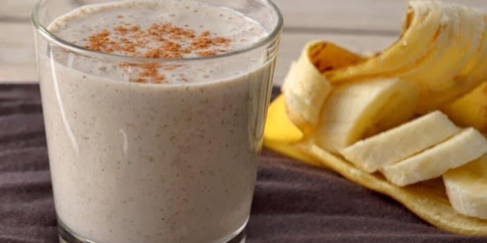 Vitamina de banana, aveia e chia no café da manha para emagrecer e dar fim na gordurinha na barriga (Foto: Cantinho Vegetariano) Vitamina de banana, aveia e chia no café da manha para emagrecer e dar fim na gordurinha na barriga (Foto: Cantinho Vegetariano)