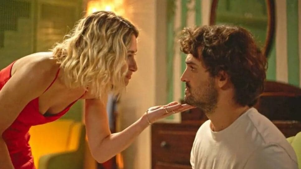 No Rancho Fundo: Blandina beija Artur e gera situação com pedido de desculpas (Foto: Reprodução/ TV Globo) No Rancho Fundo: Blandina beija Artur e gera situação com pedido de desculpas (Foto: Reprodução/ TV Globo)