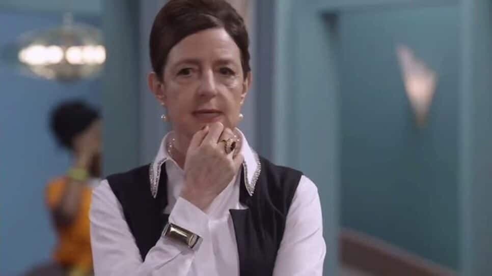 Diretora Norma está em meio a planos de reconciliação com alunos (Foto: Reprodução/ SBT) Diretora Norma está em meio a planos de reconciliação com alunos (Foto: Reprodução/ SBT)