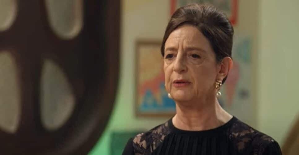 Diretora Norma quer fechar entrada da biblioteca e será um problema no capítulo da novela (Foto: Reprodução/ TV Zyn) Diretora Norma quer fechar entrada da biblioteca e será um problema no capítulo da novela (Foto: Reprodução/ TV Zyn)