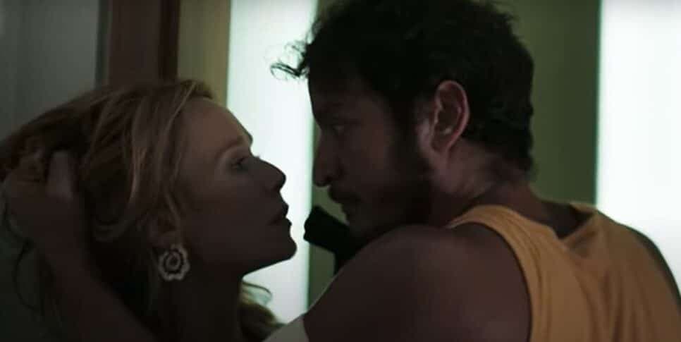 Ísis é feita de refém por Guga, seu ex-amante, em Mania de Você (Foto: Reprodução/ TV Globo) Ísis é feita de refém por Guga, seu ex-amante, em Mania de Você (Foto: Reprodução/ TV Globo)