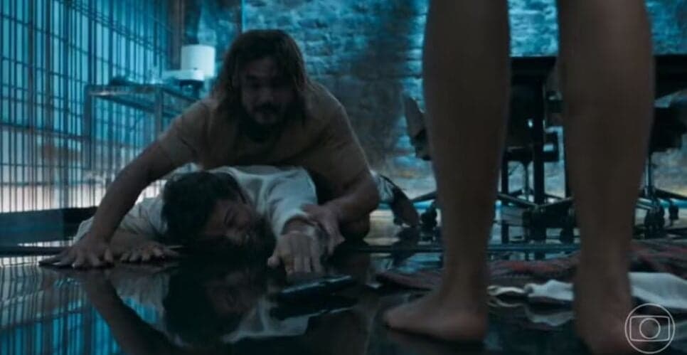 Rudá tenta defender Viola de Molina e um tiro mata o vilão da novela (Foto: Reprodução/ TV Globo) Rudá tenta defender Viola de Molina e um tiro mata o vilão da novela (Foto: Reprodução/ TV Globo)