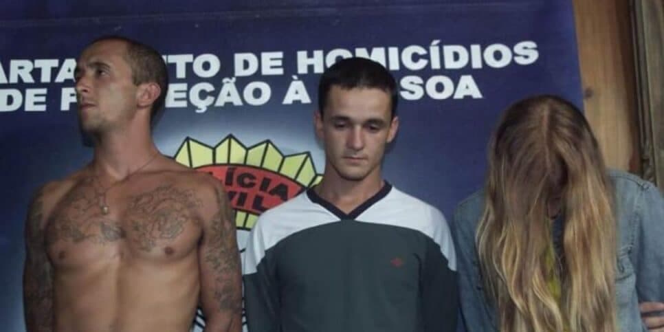 Irmãos Cravinhos sendo presos em 2002 (Foto: Agência O Globo) Irmãos Cravinhos sendo presos em 2002 (Foto: Agência O Globo)