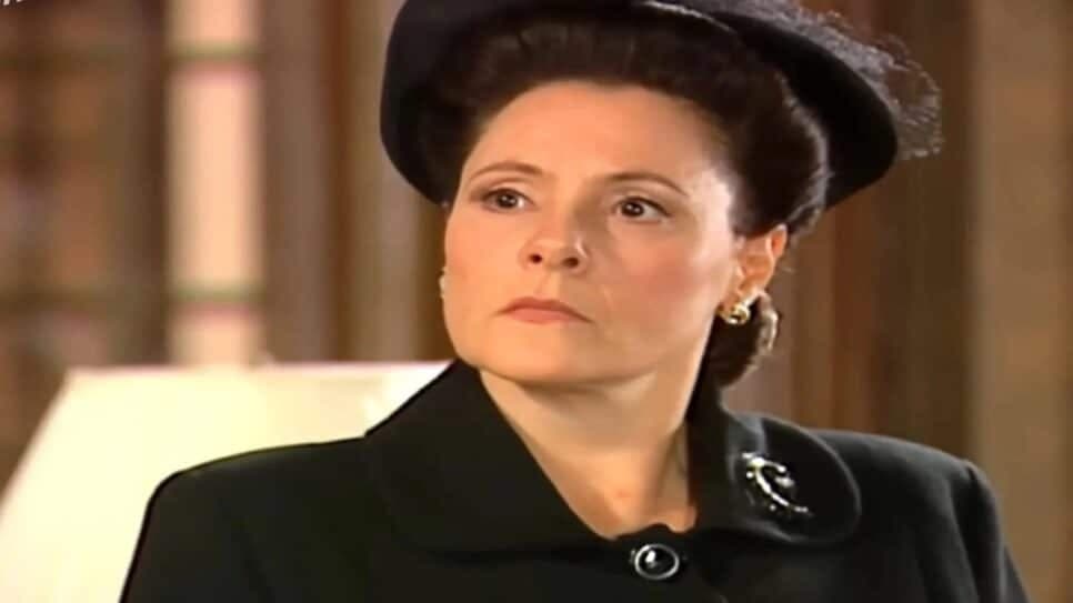 Agnes nega abrigo a Cristina e Débora (Foto: Reprodução/ Globo) Agnes nega abrigo a Cristina e Débora (Foto: Reprodução/ Globo)