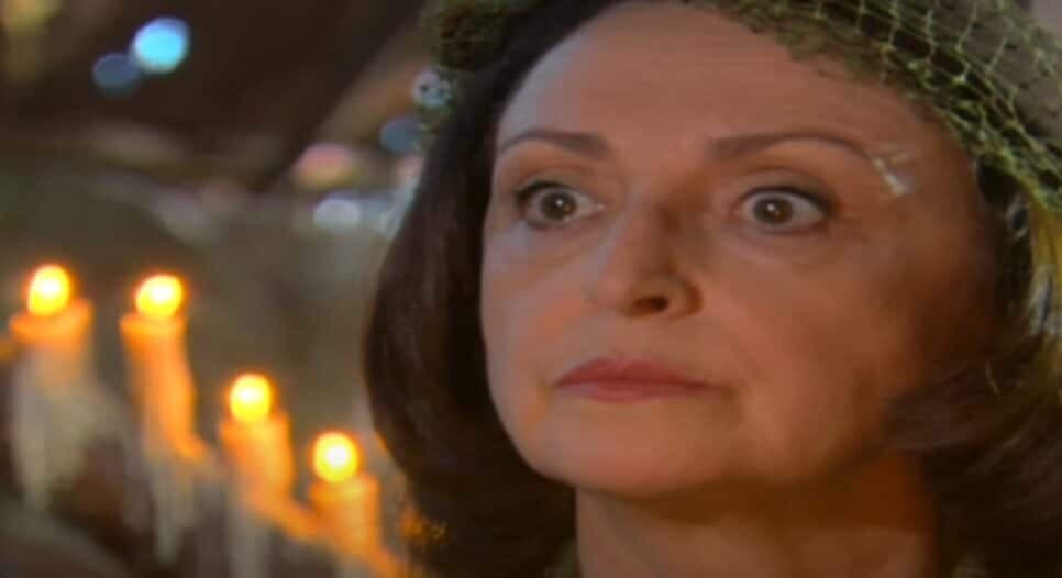 Débora procura bruxa e quer usar poção em Rafael (Foto: Reprodução/ TV Globo) Débora procura bruxa e quer usar poção em Rafael (Foto: Reprodução/ TV Globo)