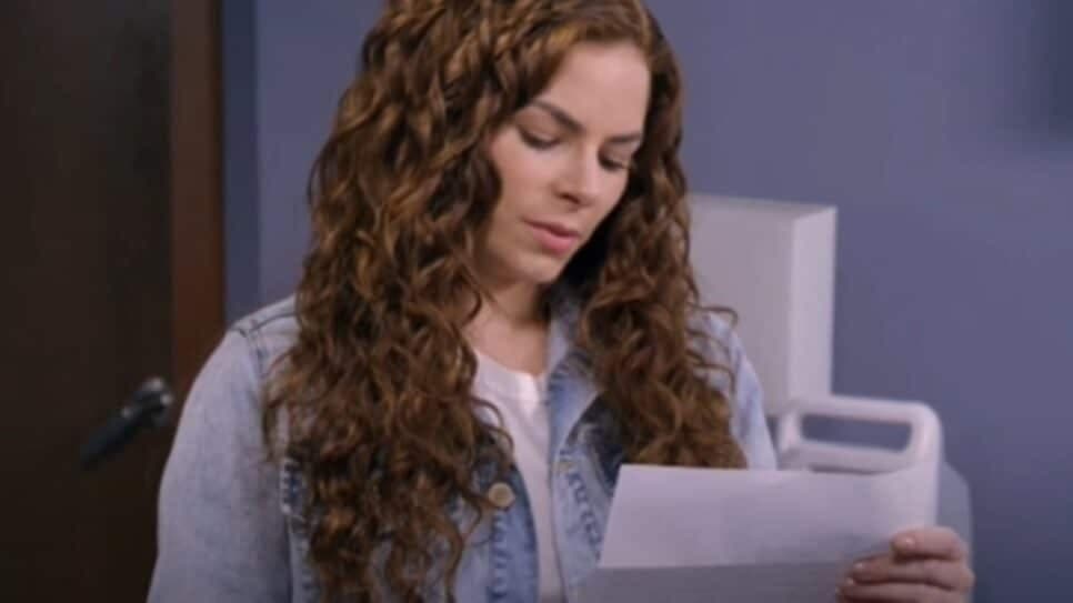 Ângela recebe carta de despedida de Álvaro e dinheiro para construir hospital (Foto: Reprodução/ YouTube) Ângela recebe carta de despedida de Álvaro e dinheiro para construir hospital (Foto: Reprodução/ YouTube)