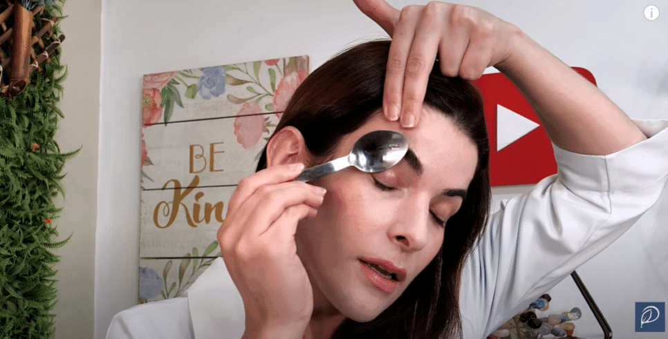 Exercício com a colher sobre os olhos- (Foto: Canal Patrícia Elias) Exercício com a colher sobre os olhos- (Foto: Canal Patrícia Elias)