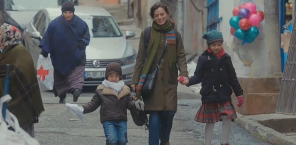 Bahar em um dia alegre ao lado de seus filhos (Foto: Reprodução/ Record TV) Bahar em um dia alegre ao lado de seus filhos (Foto: Reprodução/ Record TV)