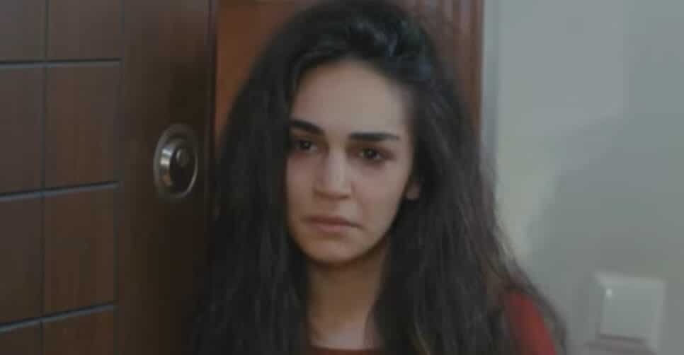 Bersan é ignorada por Arif, mas gra ciúmes em Bahar (Foto: Reprodução/ Record TV) Bersan é ignorada por Arif, mas gra ciúmes em Bahar (Foto: Reprodução/ Record TV)