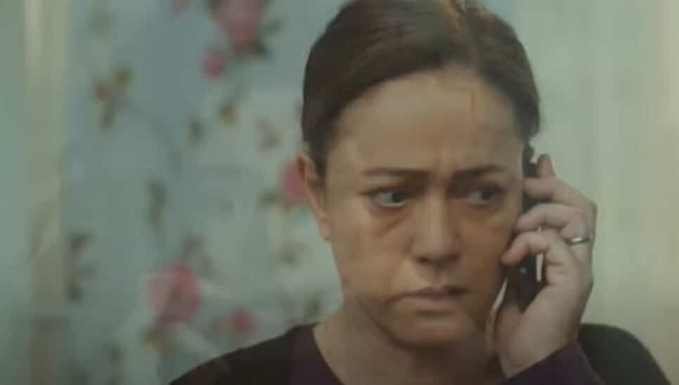 Hatice liga ao psiquiatra de Sirin após moça chegar surtada em casa (Foto: Reprodução/ Record TV) Hatice liga ao psiquiatra de Sirin após moça chegar surtada em casa (Foto: Reprodução/ Record TV)