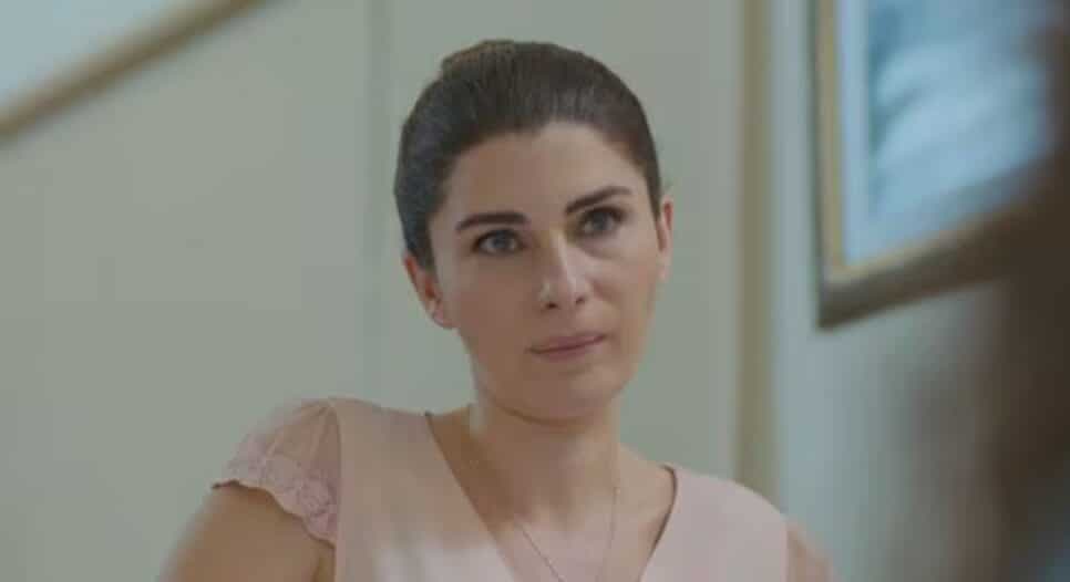 Jale dá abrigo a Sirin a pedido de Hatice e desconfia do motivo (Foto: Reprodução/ Record TV) Jale dá abrigo a Sirin a pedido de Hatice e desconfia do motivo (Foto: Reprodução/ Record TV)
