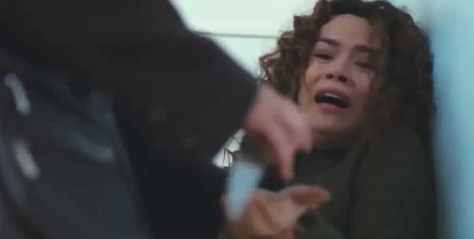 Sirin chora desesperada ao ver revolta de Hatice com facão na mão (Foto: Reprodução/ Record TV) Sirin chora desesperada ao ver revolta de Hatice com facão na mão (Foto: Reprodução/ Record TV)