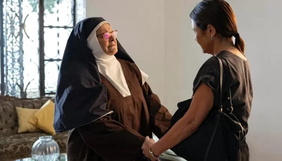 Freira é cúmplice da ex-governanta, mas Luma descobre segredo obscuro (Foto: Reprodução/ Divulgação, TV Globo/ Manoella Mello) Freira é cúmplice da ex-governanta, mas Luma descobre segredo obscuro (Foto: Reprodução/ Divulgação, TV Globo/ Manoella Mello)
