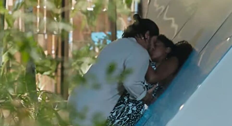 Mania de Você: Luma flagra Mavi e Viola se pegando (Foto: Reprodução/ TV Globo) Mania de Você: Luma flagra Mavi e Viola se pegando (Foto: Reprodução/ TV Globo)