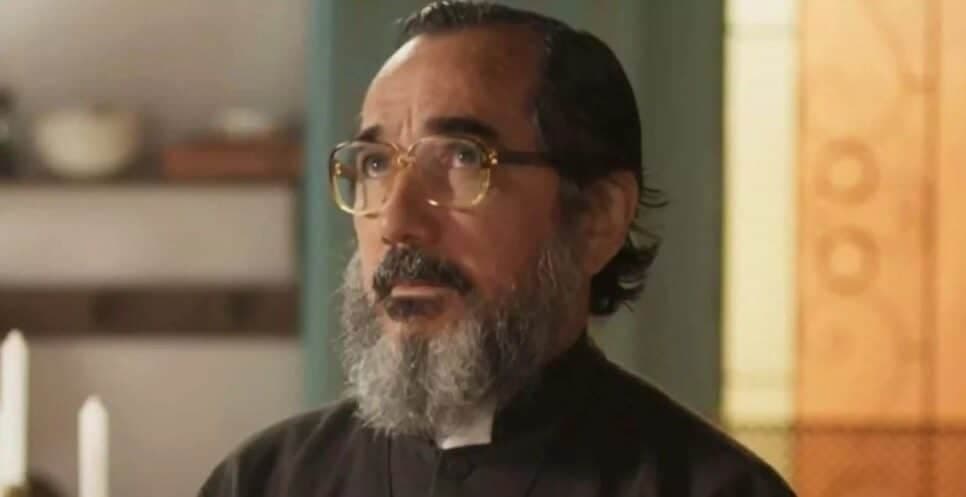 Padre Zezo (Nanego Lira) em cena de No Rancho Fundo (Foto: Reprodução/ Divulgação, TV Globo) Padre Zezo (Nanego Lira) em cena de No Rancho Fundo (Foto: Reprodução/ Divulgação, TV Globo)