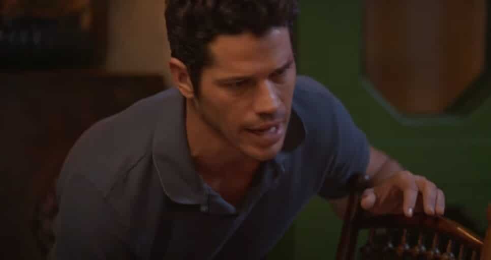 Marcelo Gouveia envolve Guilherme Tell em contrabando (Foto: Reprodução/ TV Globo/ YouTube) Marcelo Gouveia envolve Guilherme Tell em contrabando (Foto: Reprodução/ TV Globo/ YouTube)